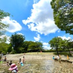 関前公園のじゃぶじゃぶ池と青い空