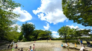 関前公園のじゃぶじゃぶ池と青い空